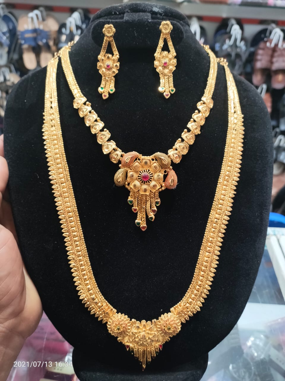 Women's necklace set sales in Pudukkottai.