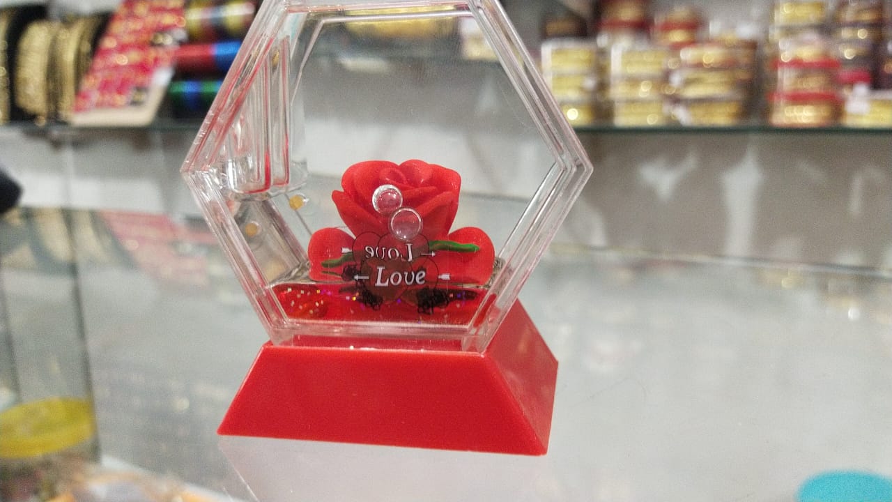 Wonderful class red rose gift sales in Tamilnadu.